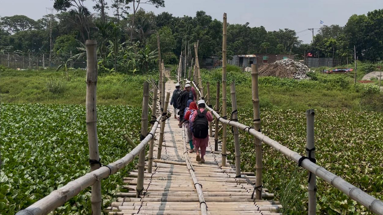 ৪ বছরেও শেষ হয়নি সেতু নির্মাণ, পারাপারে ‘মৃত্যুফাঁদ’ বাঁশের সাঁকো