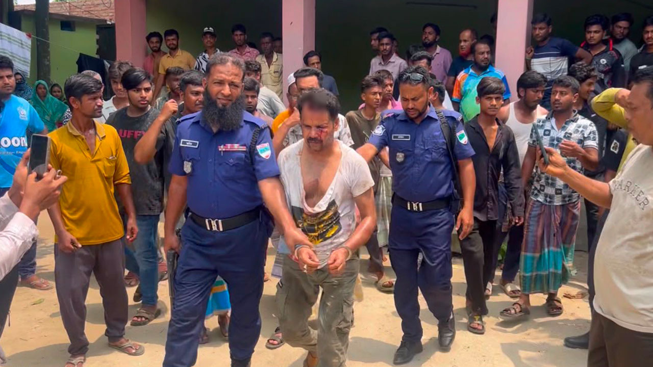 সন্দেহজনক গতিবিধি, তল্লাশিতে মিলল পিস্তল ও গুলি