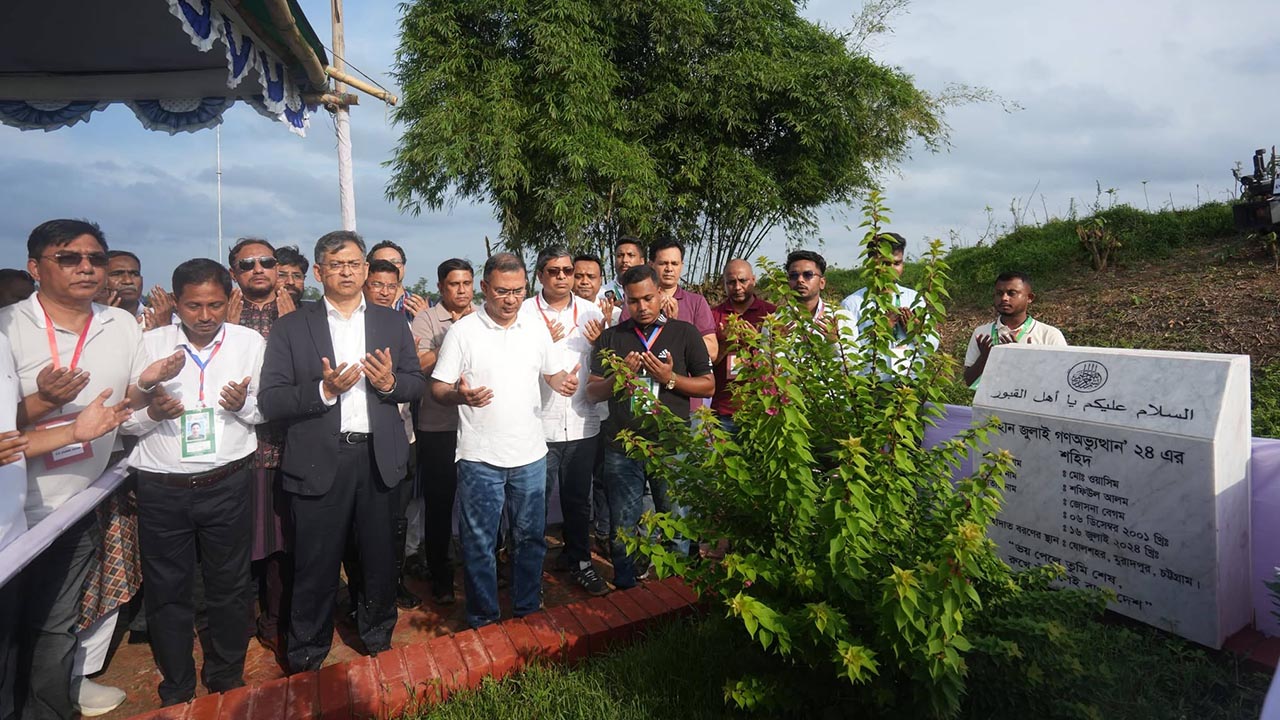 শহীদ ওয়াসিমের কবর জিয়ারত করেন প্রধানমন্ত্রী তারেক রহমান। ছবি : সংগৃহীত