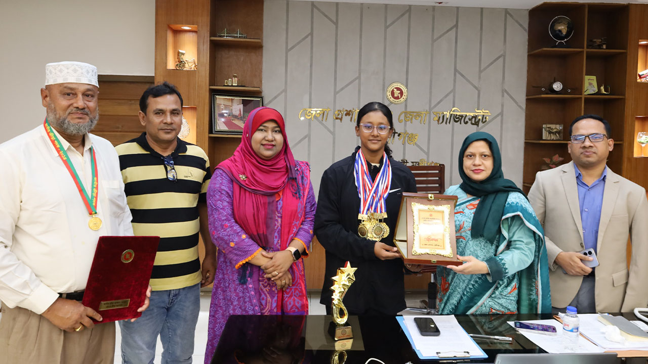 ১০ স্বর্ণপদক ও চার জাতীয় রেকর্ডসহ দেশসেরা সাঁতারু মাইশাকে সংবর্ধনা