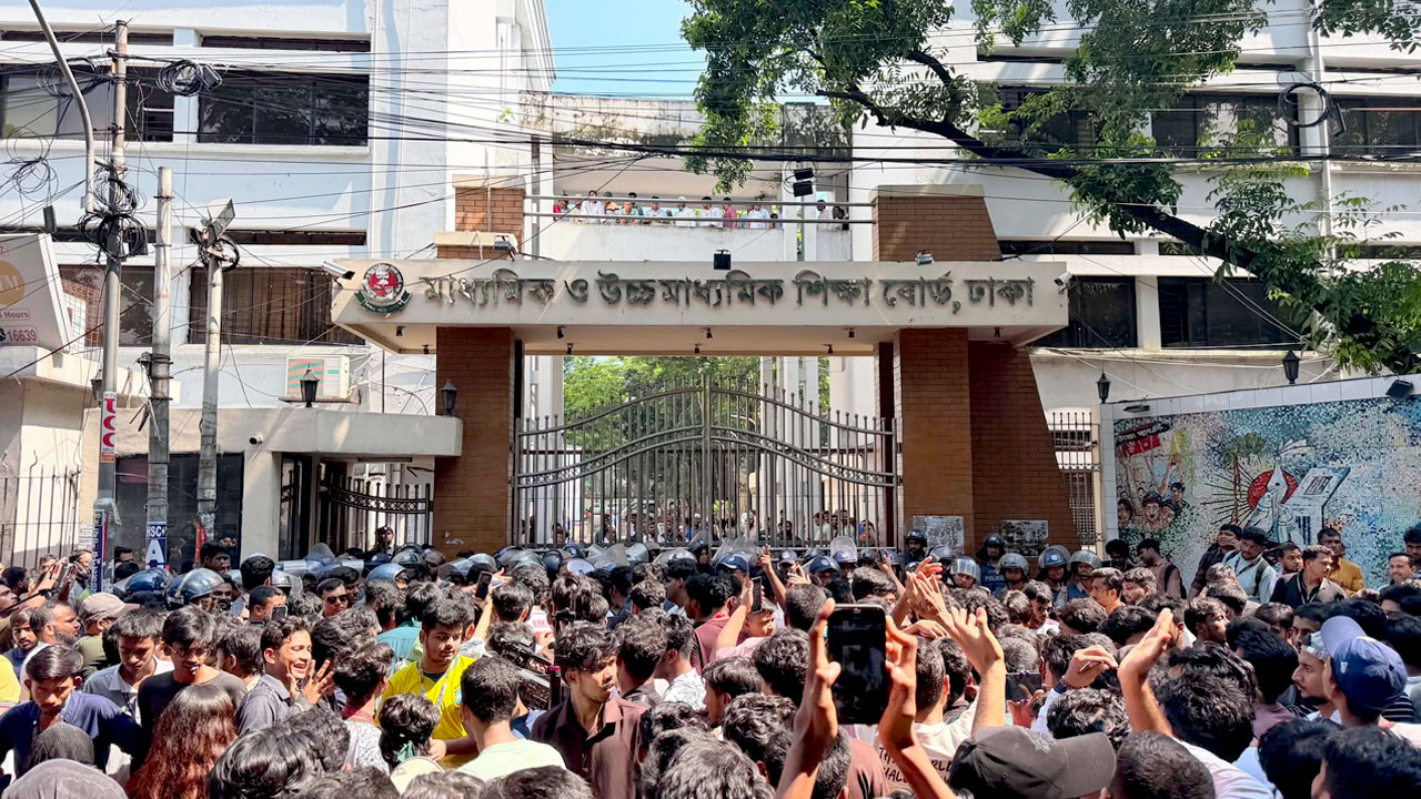 এবার শিক্ষা বোর্ড ঘেরাও