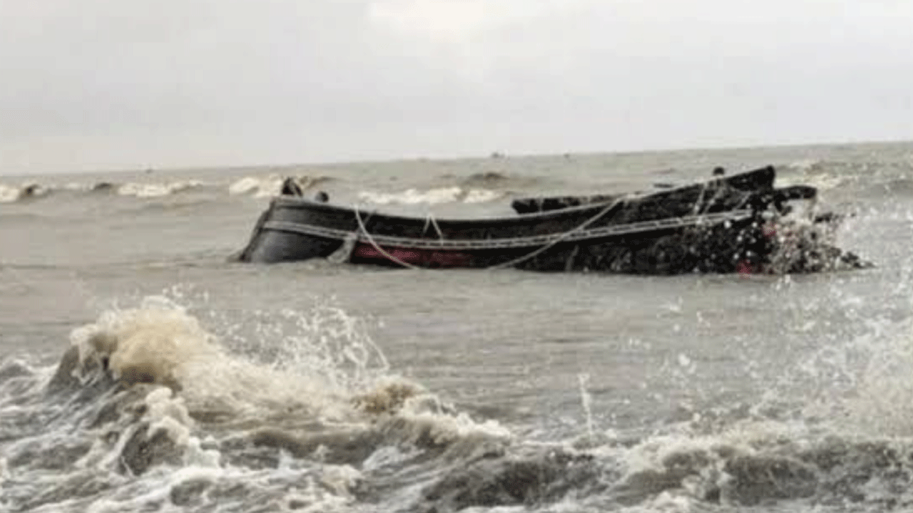 কুতুবদিয়ায় ট্রলারডুবিতে ৪ জেলের মৃত্যু