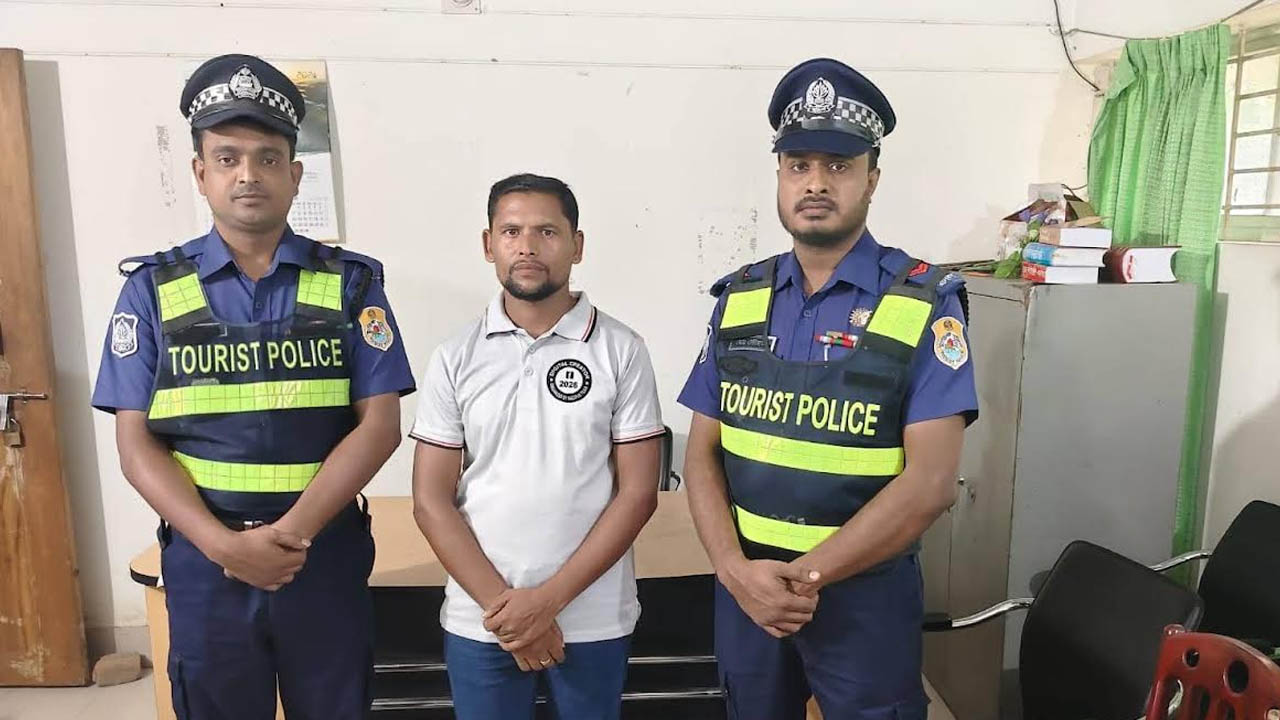 বিদেশি পর্যটককে হেনস্তা, কনটেন্ট ক্রিয়েটর গ্রেপ্তার