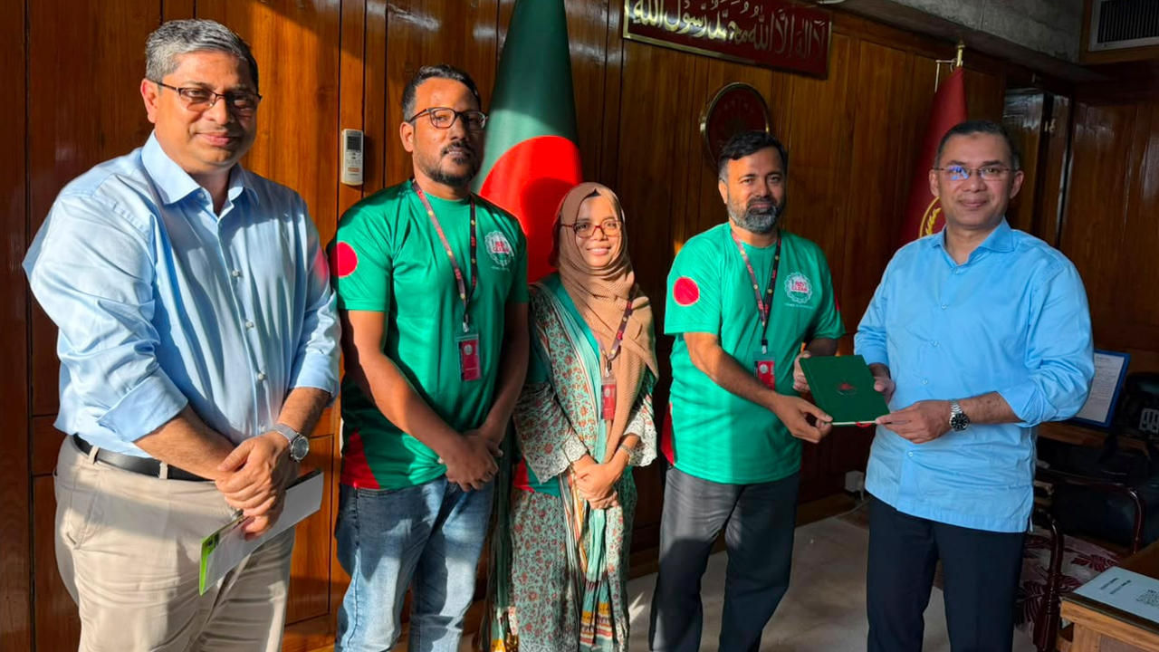 প্রধানমন্ত্রীর সঙ্গে বিডি ক্লিন প্রতিনিধিদলের সৌজন্য সাক্ষাৎ
