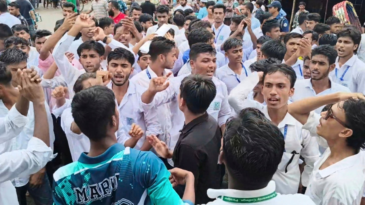 পিরোজপুরে বৃষ্টি উপেক্ষা করে শিক্ষার্থীদের বিক্ষোভ