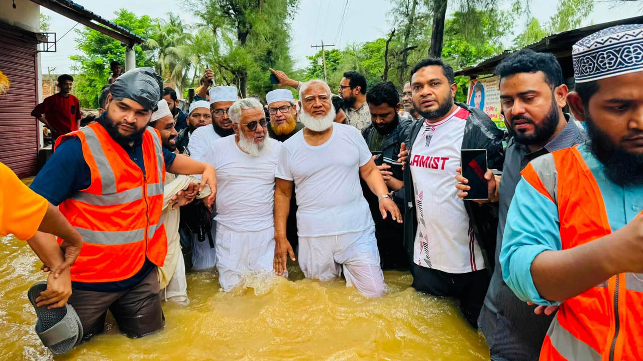 বন্যাদুর্গতদের পাশে জামায়াত আমির, সবাইকে এগিয়ে আসার আহ্বান