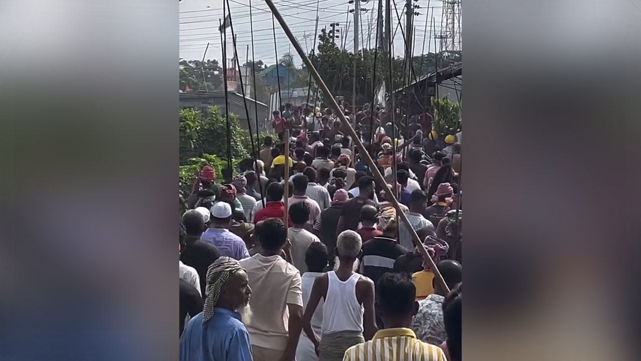 দেশীয় অস্ত্র হাতে সংঘর্ষে গ্রামবাসী। ছবি : এশিয়া পোস্ট