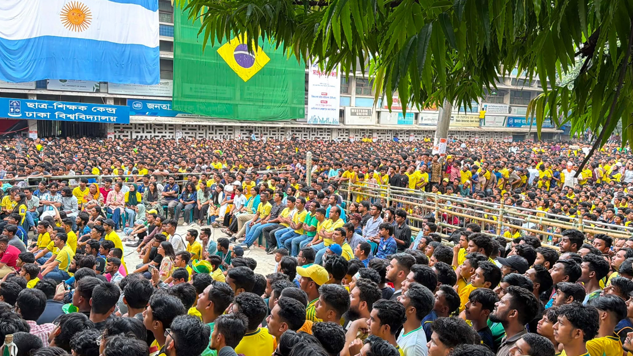 ঢাকা বিশ্ববিদ্যালয়ের টিএসসিতে ব্রাজিলের খেলা দেখছেন সমর্থকরা। ছবি: এশিয়া পোস্ট