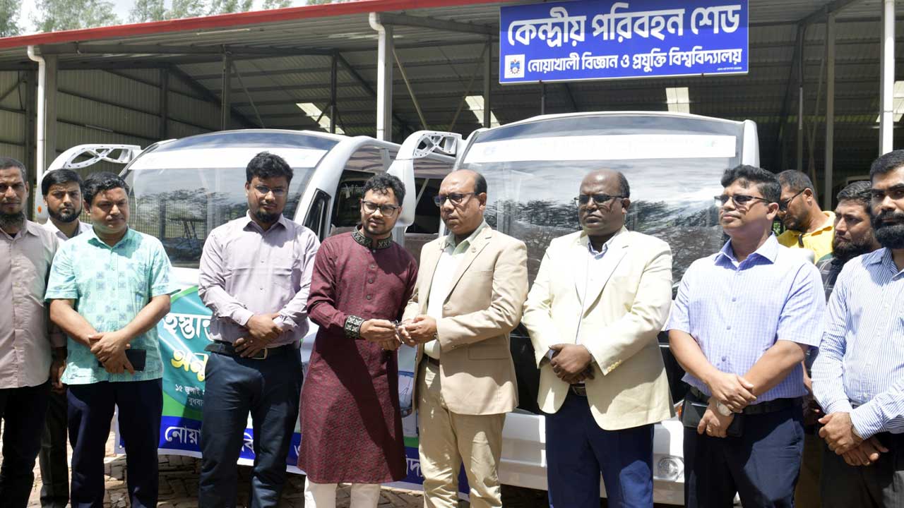 নোবিপ্রবিতে শিক্ষার্থীদের জন্য ইলেকট্রিক কার হস্তান্তর