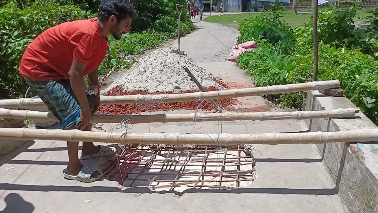 সরকারি বরাদ্দ না পেয়ে নিজেদের অর্থায়নে কালভার্ট সংস্কার