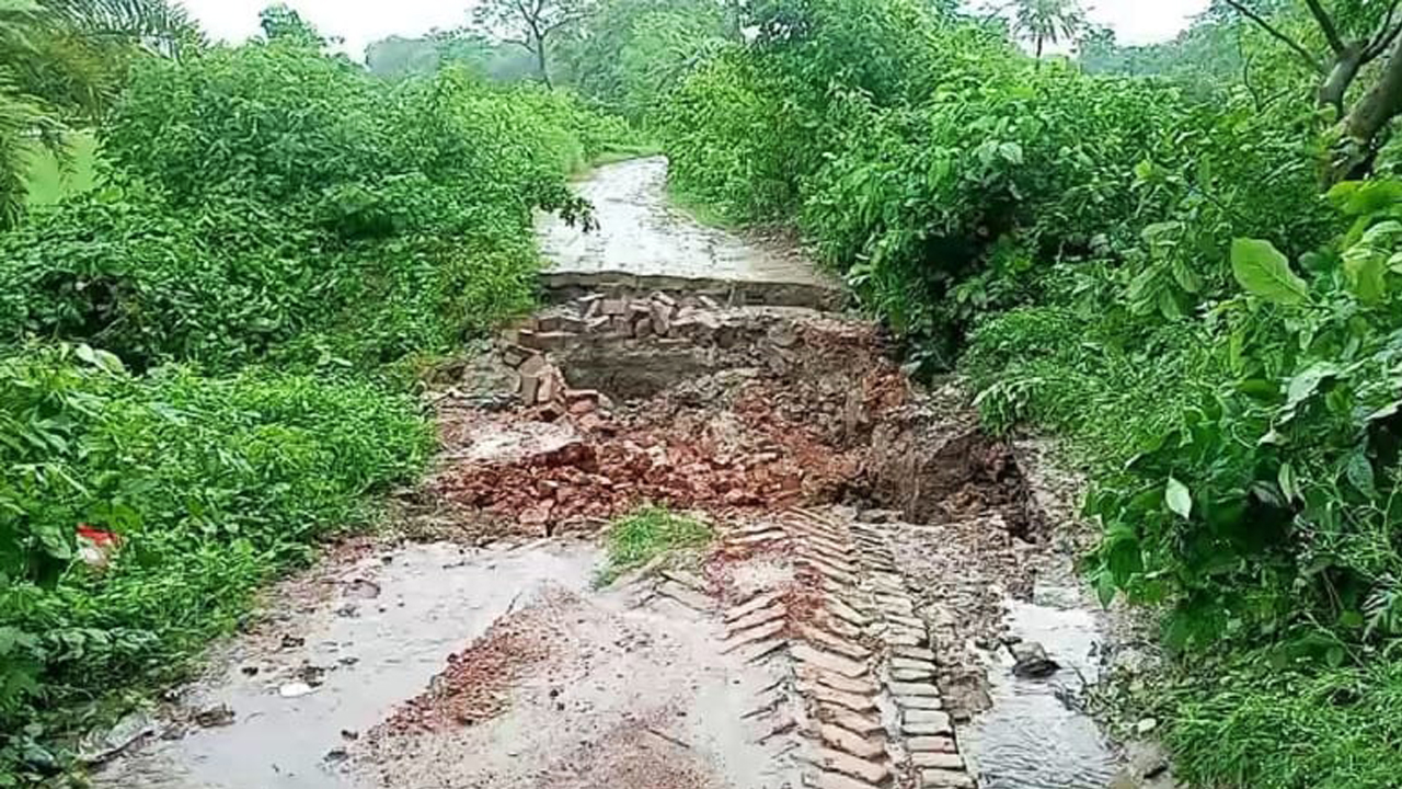 চুয়াডাঙ্গায় ভারী বৃষ্টিতে সড়কে ধস, যোগাযোগ বিচ্ছিন্ন