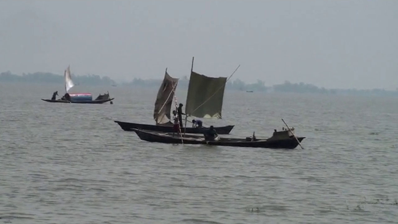 হাওরে নিষিদ্ধ জালের দৌরাত্ম্য, হুমকিতে দেশীয় মাছ ও জীববৈচিত্র্য