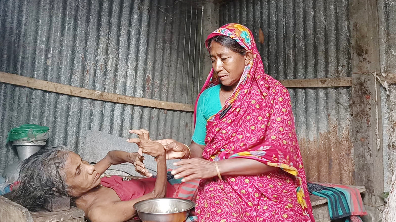 ঝুপড়ি ঘরে বন্দি সাজুর ৭০ বছর, ভরসা কেবল ভাই-ভাবি
