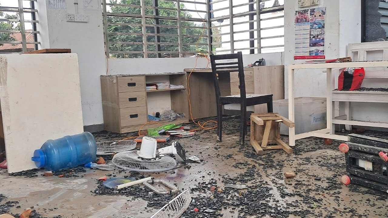 শ্রমিক মৃত্যুর জেরে পাঁচ কারখানায় ভাঙচুর, তিন মামলায় আসামি ১১০০