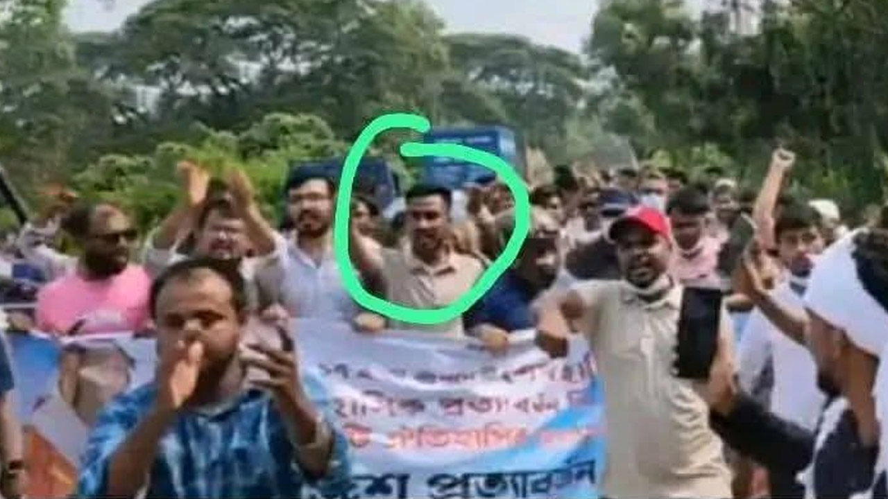 কার্যক্রম নিষিদ্ধ আওয়ামী লীগের মিছিলে আরিফ হাসান (নীল চিহ্নিত)। ছবি : সংগৃহীত
