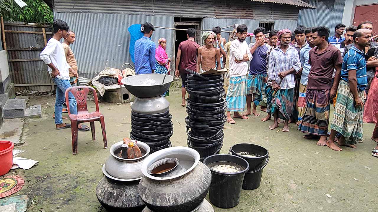 বাড়ির ভেতরে মিলল বাংলা মদের কারখানা