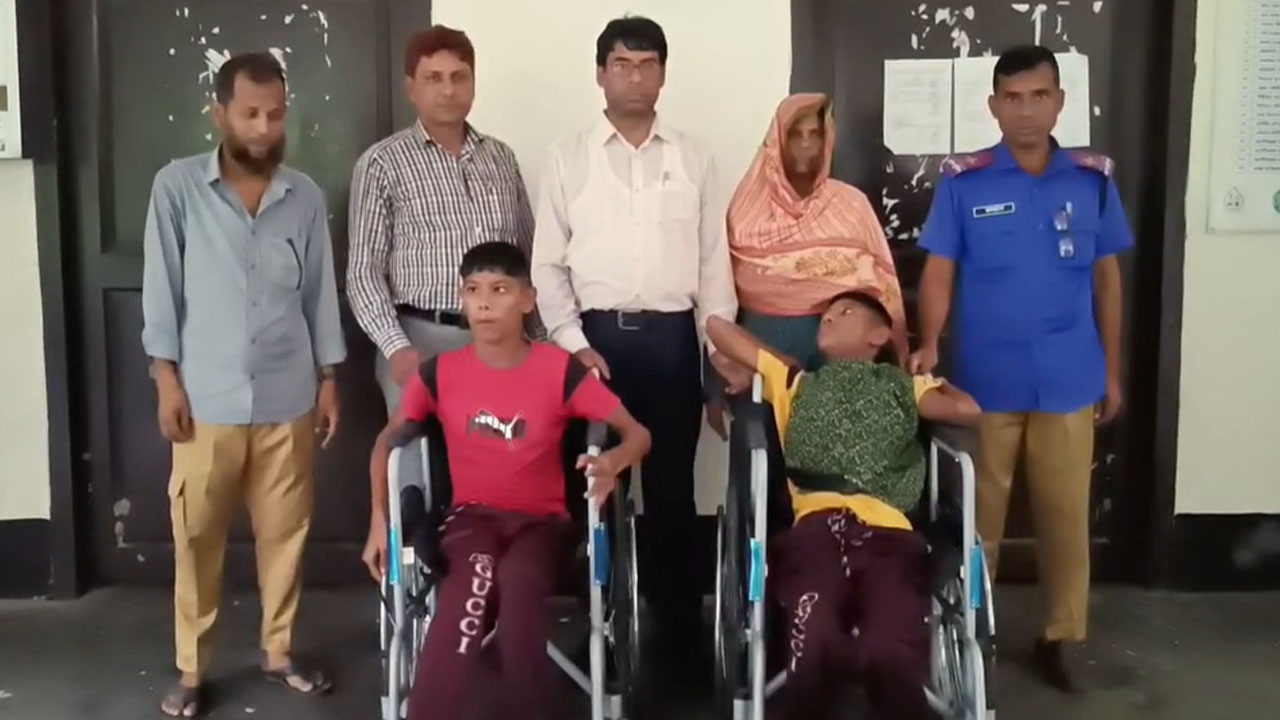 হুইলচেয়ার পেল সেই যমজ দুই ভাই
