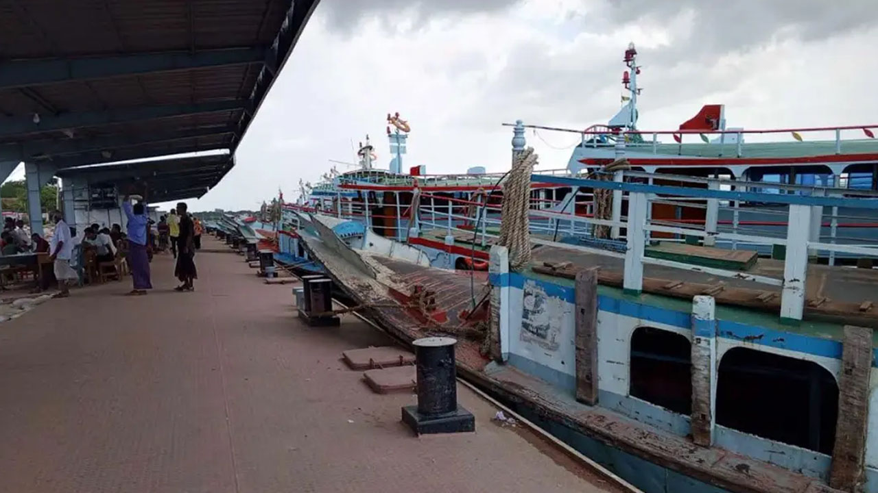 সাগরে নিম্নচাপ, যেসব নৌরুটে লঞ্চ চলাচল বন্ধ