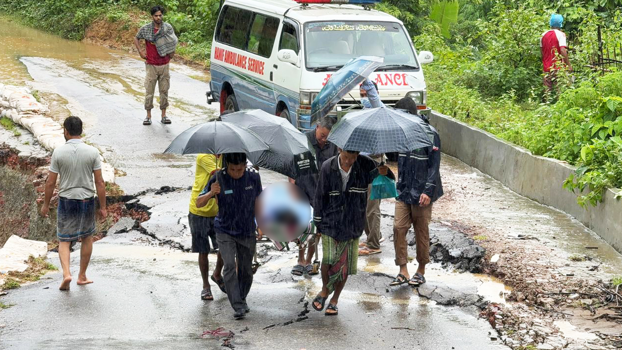বাঘাইছড়িতে ধসে পড়েছে সড়ক, যোগাযোগ বিচ্ছিন্ন