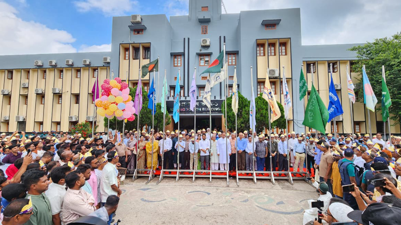 পতাকা উত্তোলনের মাধ্যমে উদ্বোধন করা হয় রাবির ৭৩তম প্রতিষ্ঠাবার্ষিকী অনুষ্ঠান। ছবি: এশিয়া পোস্ট