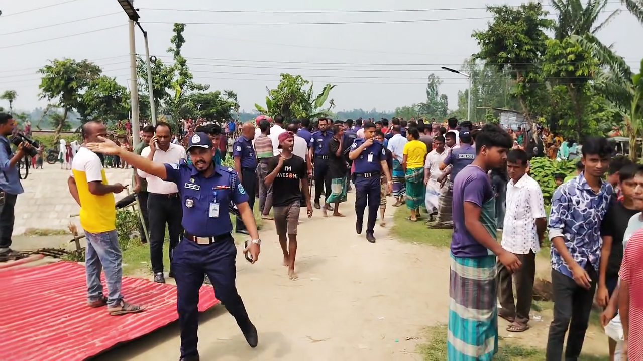 কর্মচারীর বিরুদ্ধে শিশুকে ধর্ষণের অভিযোগ, রেস্টুরেন্টে আগুন স্থানীয়দের