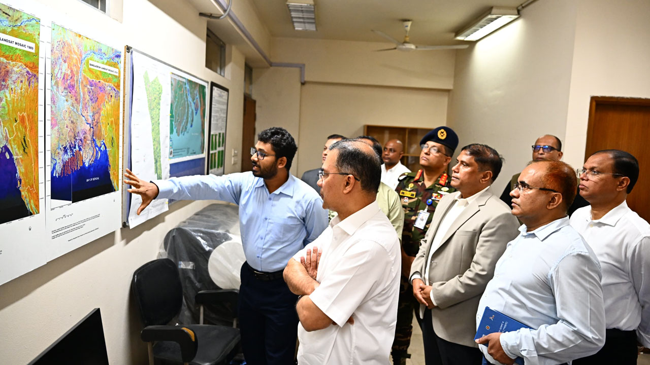 মহাকাশ গবেষণা প্রতিষ্ঠান স্পারসো পরিদর্শন করলেন প্রধানমন্ত্রী