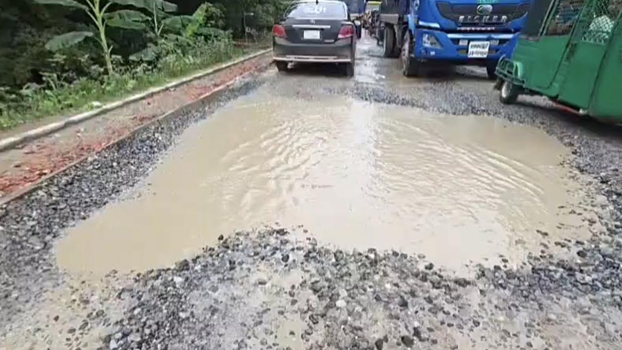 রূপগঞ্জে মহাসড়ক ও বাইপাস সড়ক যেন মরণফাঁদ