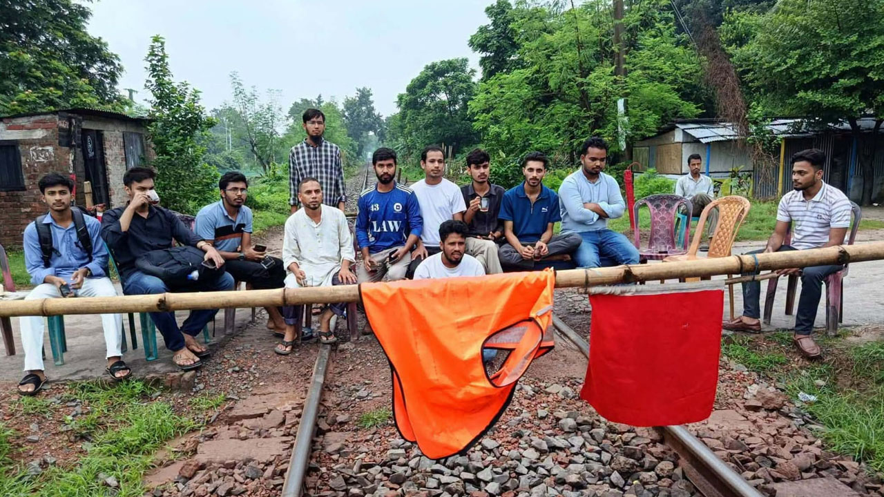 রাবি শিক্ষার্থীদের রেলপথ অবরোধ প্রত্যাহার