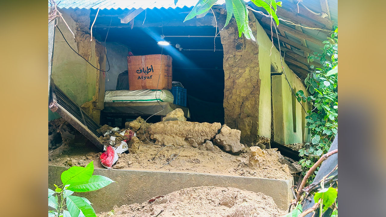 ভেঙে পড়েছে মাটির ঘর। শুক্রবার চট্টগ্রামের বাঁশখালী উপজেলা থেকে তোলা। ছবি: এশিয়া পোস্ট