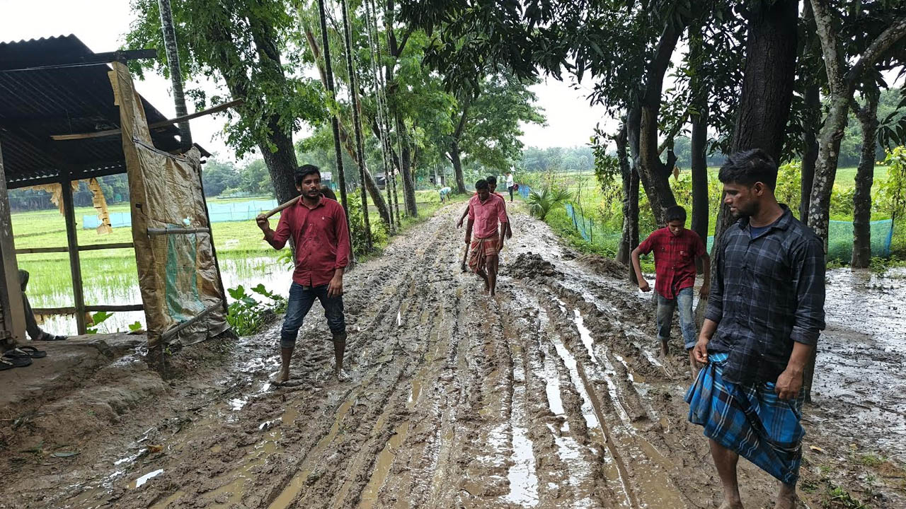 কর্দমাক্ত সড়ক। ছবি: এশিয়া পোস্ট