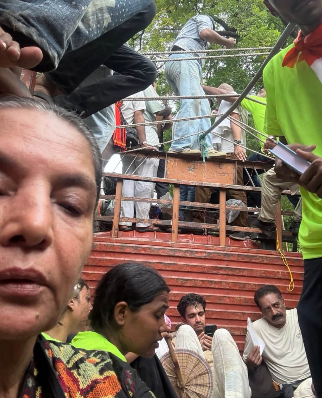 অনলাইন প্রতিবাদের বাইরে গিয়ে রাজপথে নেমেছেন বর্ষীয়ান অভিনেত্রী শাবানা আজমি। তার সেলফিতে অভিনেতা প্রকাশ রাজকেও দেখা যায় আন্দোলনে।
