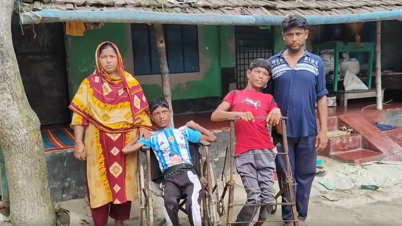 ১৬ বছর ধরে দুই প্রতিবন্ধী ছেলেকে নিয়ে অসহায় দিনমজুর পরিবার