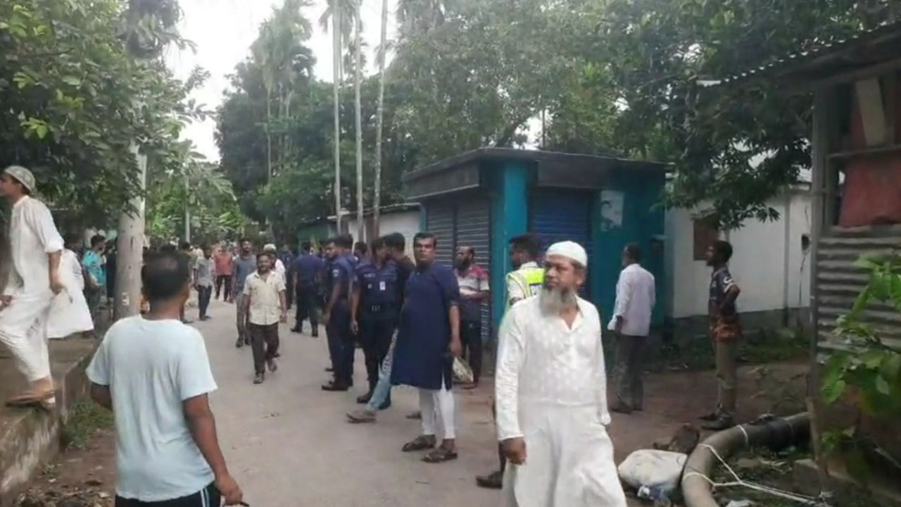 নাটোরে ধর্ম অবমাননার অভিযোগে বিক্ষোভ, যুবকের বাড়িতে পুলিশ মোতায়েন