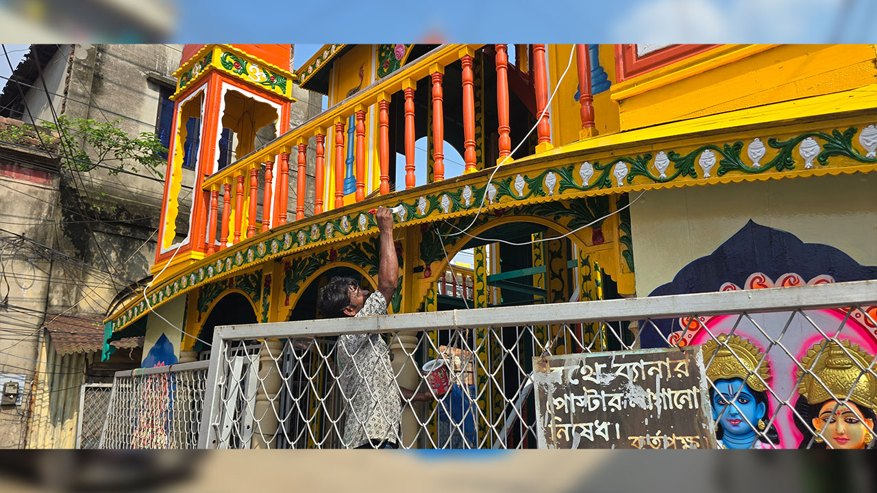 রথ সংস্কারে ব্যস্ত এক রংশিল্পী। ছবি: এশিয়া পোস্ট