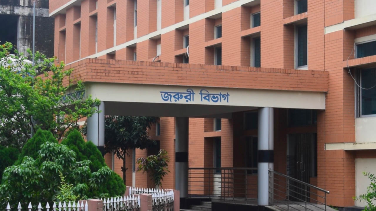 নবনির্মিত এই বিশাল ভবনে ধুলোবালি আর জং ধরছে কোটি টাকার আধুনিক সরঞ্জামে। ছবি : এশিয়া পোস্ট
