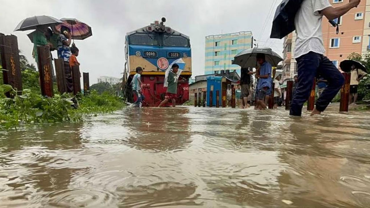 কক্সবাজার রুটে ট্রেন চলাচল বন্ধ, যাত্রীদের টাকা ফেরত দিচ্ছে রেল