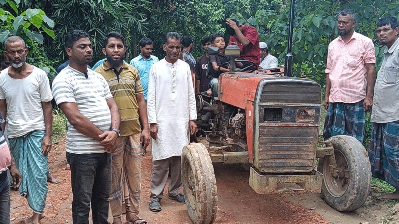 রোলারের বদলে ট্রাক্টর, সড়ক নির্মাণকাজ বন্ধ করল এলাকাবাসী