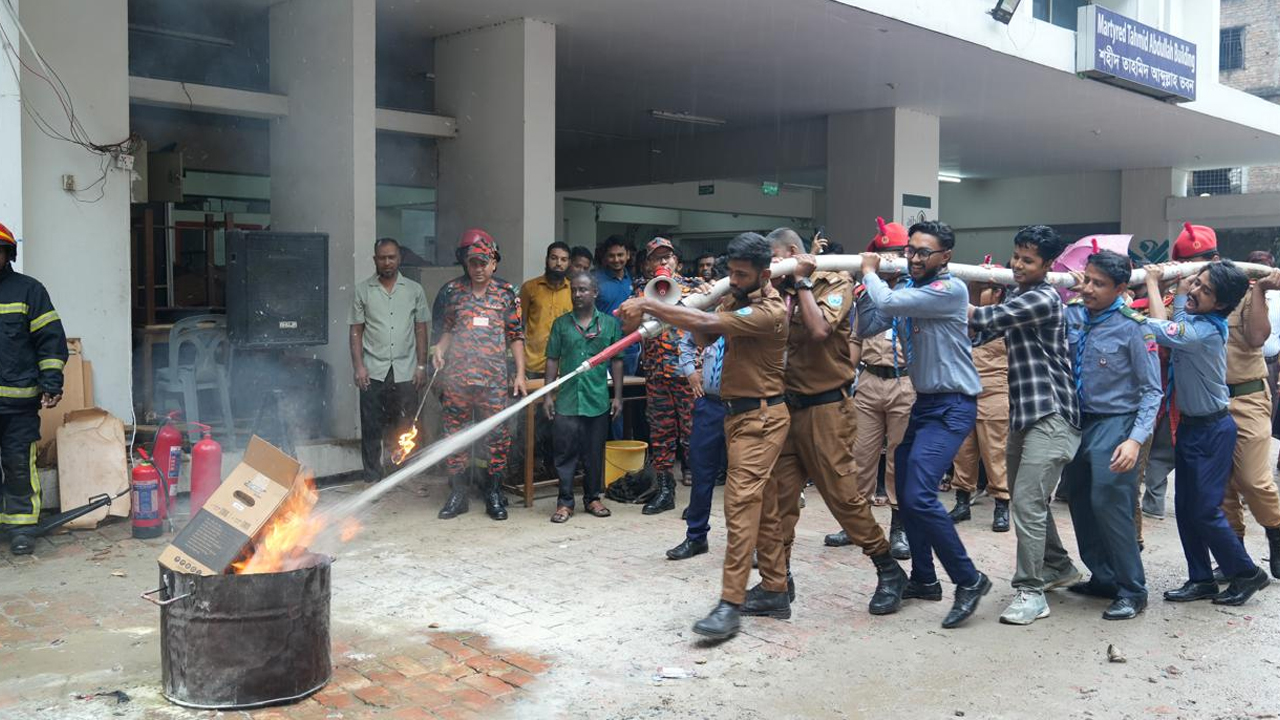 বিইউবিটিতে ফায়ার সার্ভিসের উদ্যোগে অগ্নি নির্বাপণ প্রশিক্ষণ ও মহড়া