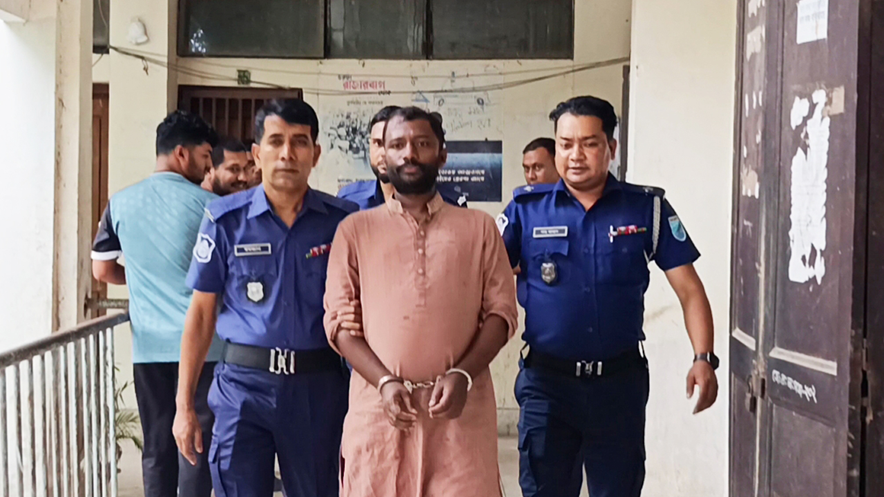 আদালত প্রাঙ্গণে পুলিশের সামনেই আসামিকে মারধর বিক্ষুব্ধ জনতার