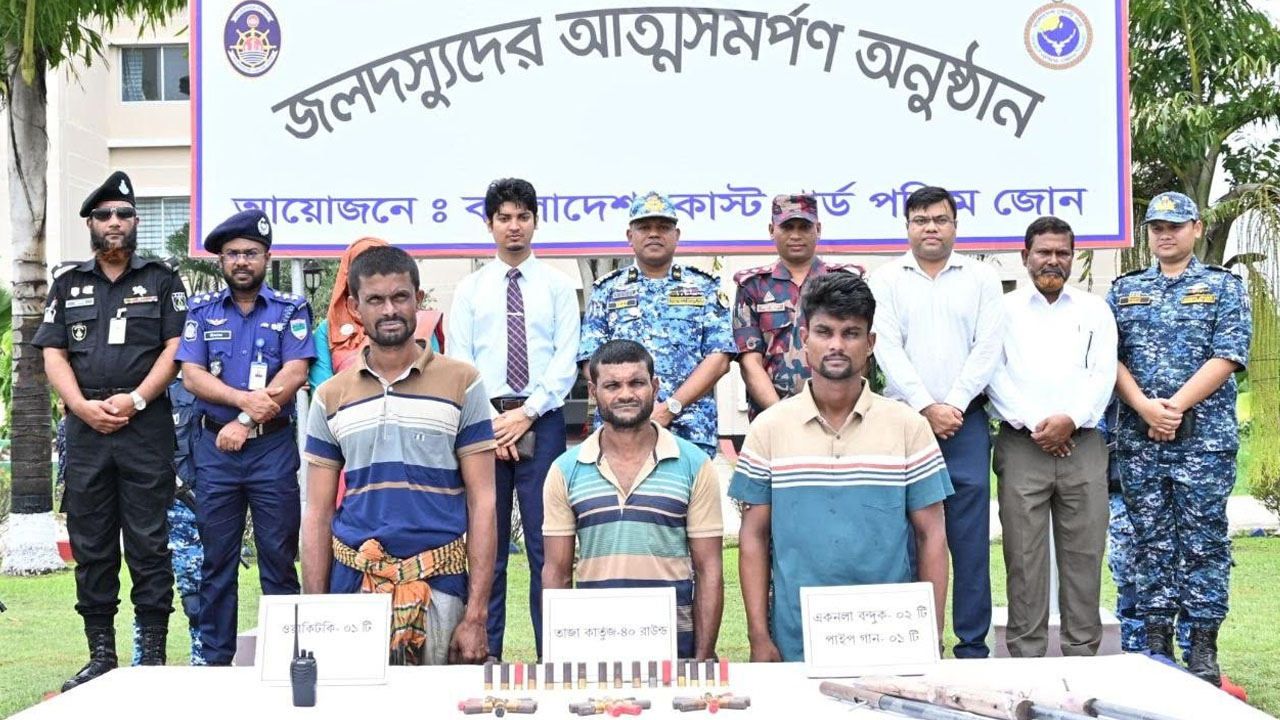 সুন্দরবনে ‘বড় জাহাঙ্গীর’ বাহিনীর তিন সদস্যের আত্মসমর্পণ