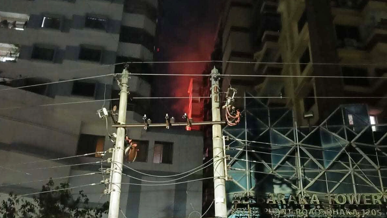 রাজধানীর কাঁটাবনে বহুতল ভবনে আগুন, নিয়ন্ত্রণে ২ ইউনিট