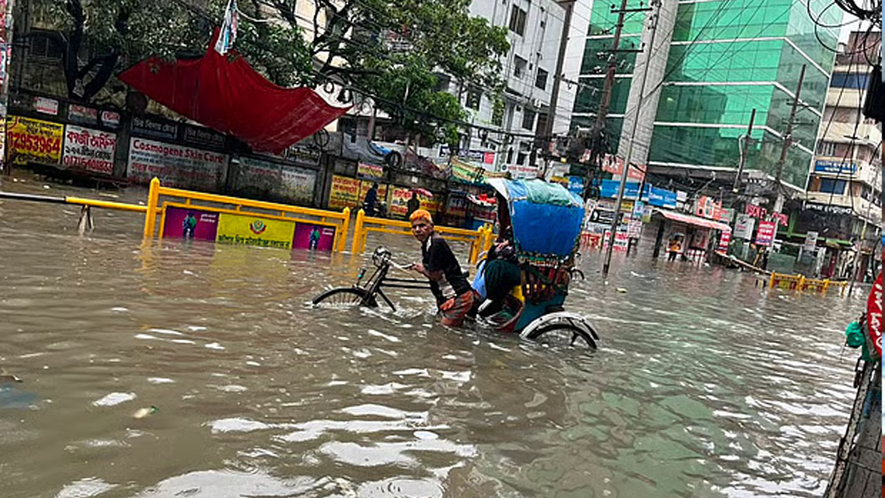ঢাকায় ৬ ঘণ্টায় ৭৬ মিমি বৃষ্টি, চরম দুর্ভোগে নগরবাসী