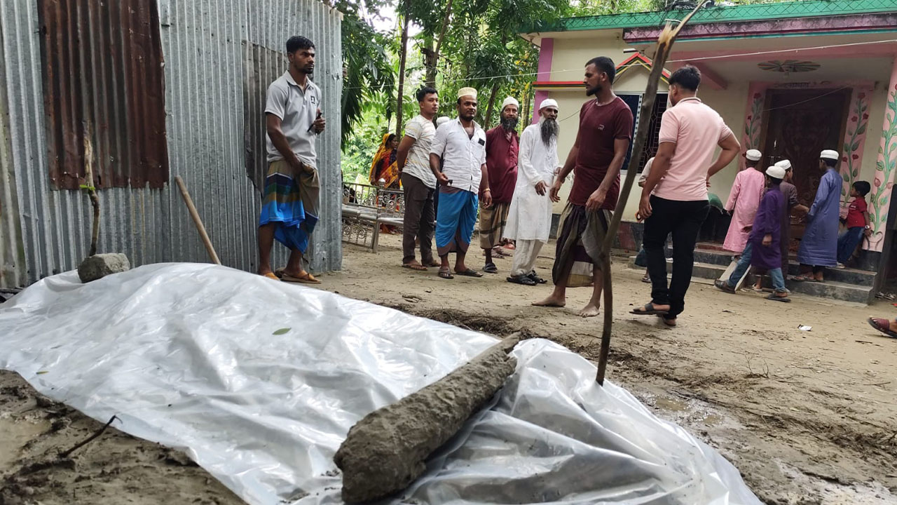বাবার লাশ দাফনে বাধা, কবর খোঁড়া হলো দুইবার