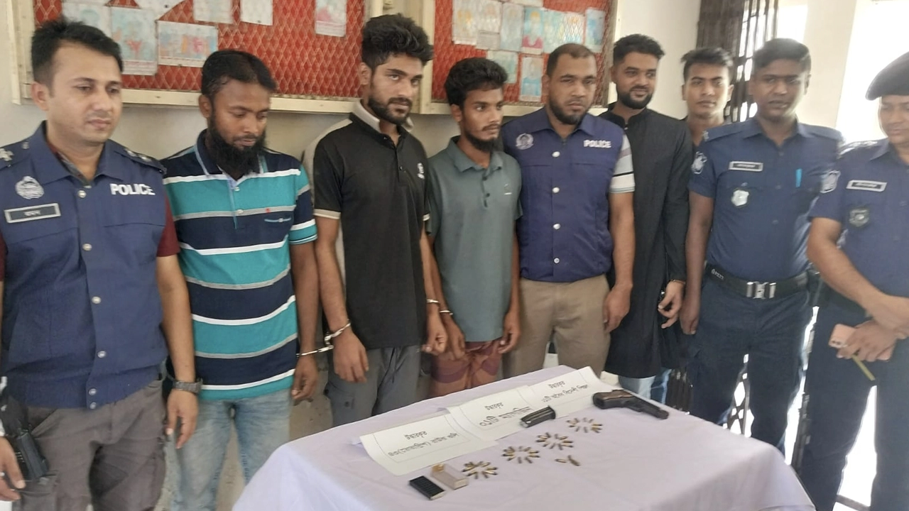 বিদেশি পিস্তল ও ৪৩ রাউন্ড গুলিসহ তিনজন গ্রেপ্তার 