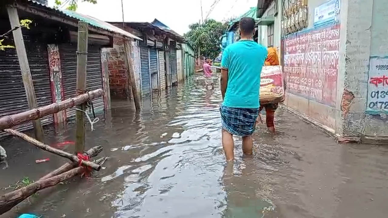 জলাবদ্ধতায় জিম্মি সাভারে লাখো শ্রমিক, ড্রেন উপচে ঘরে ময়লা পানি