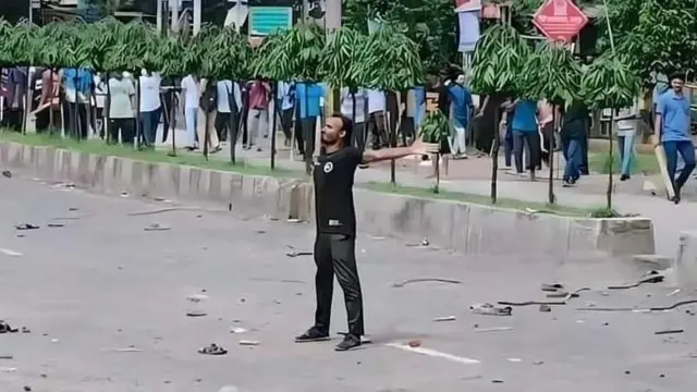১৬ জুলাই কোটা আন্দোলনে পুলিশের গুলির সামনে দাঁড়ান আবু সাঈদ। ছবি: সংগৃহীত