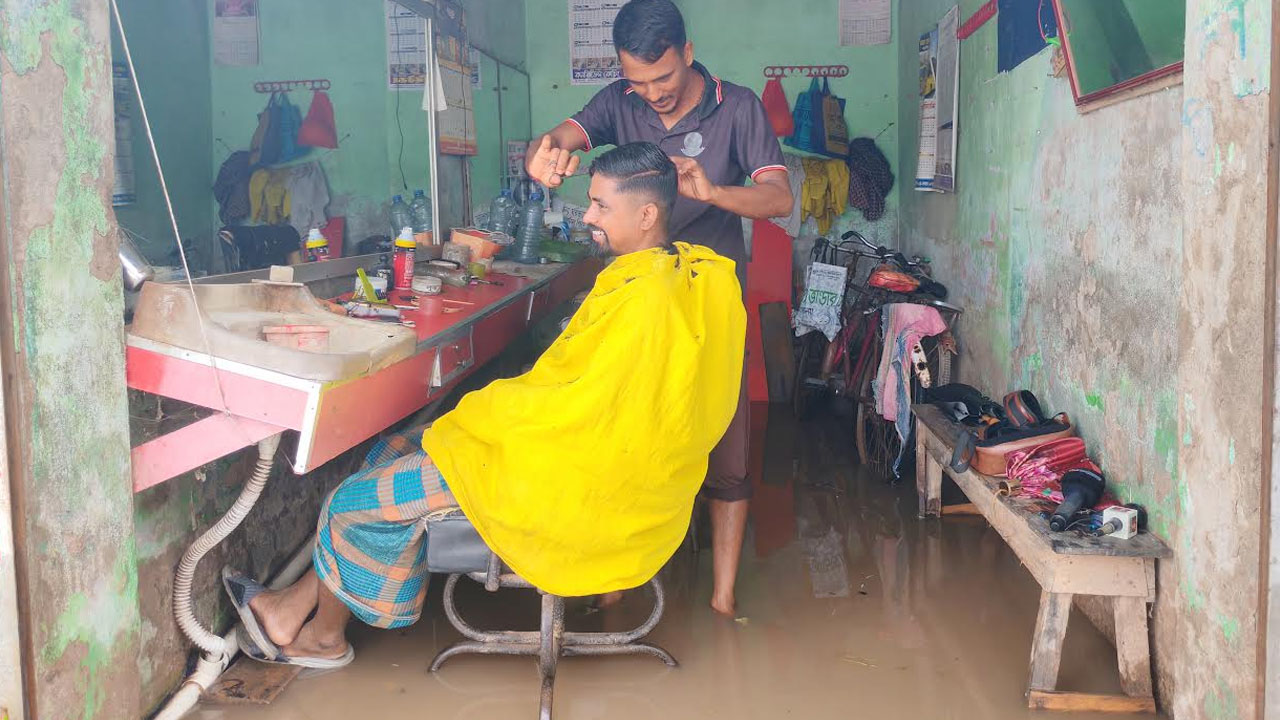 টানা বর্ষণে সাতক্ষীরায় জলাবদ্ধতা, তলিয়েছে বিভিন্ন এলাকা