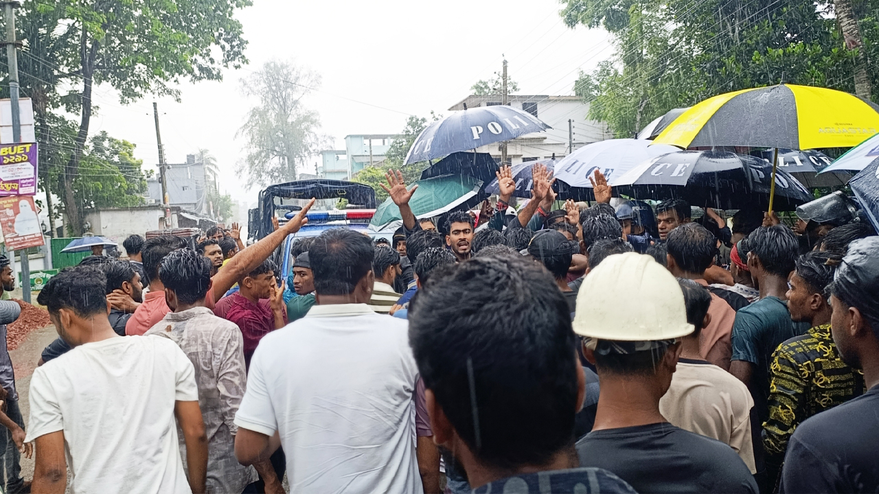 পুলিশের গাড়ি আটকে আসামিকে ছিনিয়ে নেওয়ার চেষ্টা করেন আন্দোলনকারীরা। ছবি: এশিয়া পোস্ট