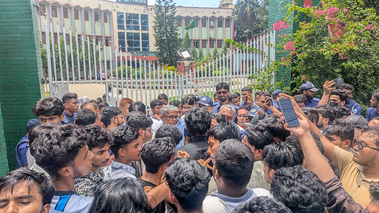 কুমিল্লা শিক্ষা বোর্ডের সামনে তিন দাবিতে পরীক্ষার্থীদের অবস্থান