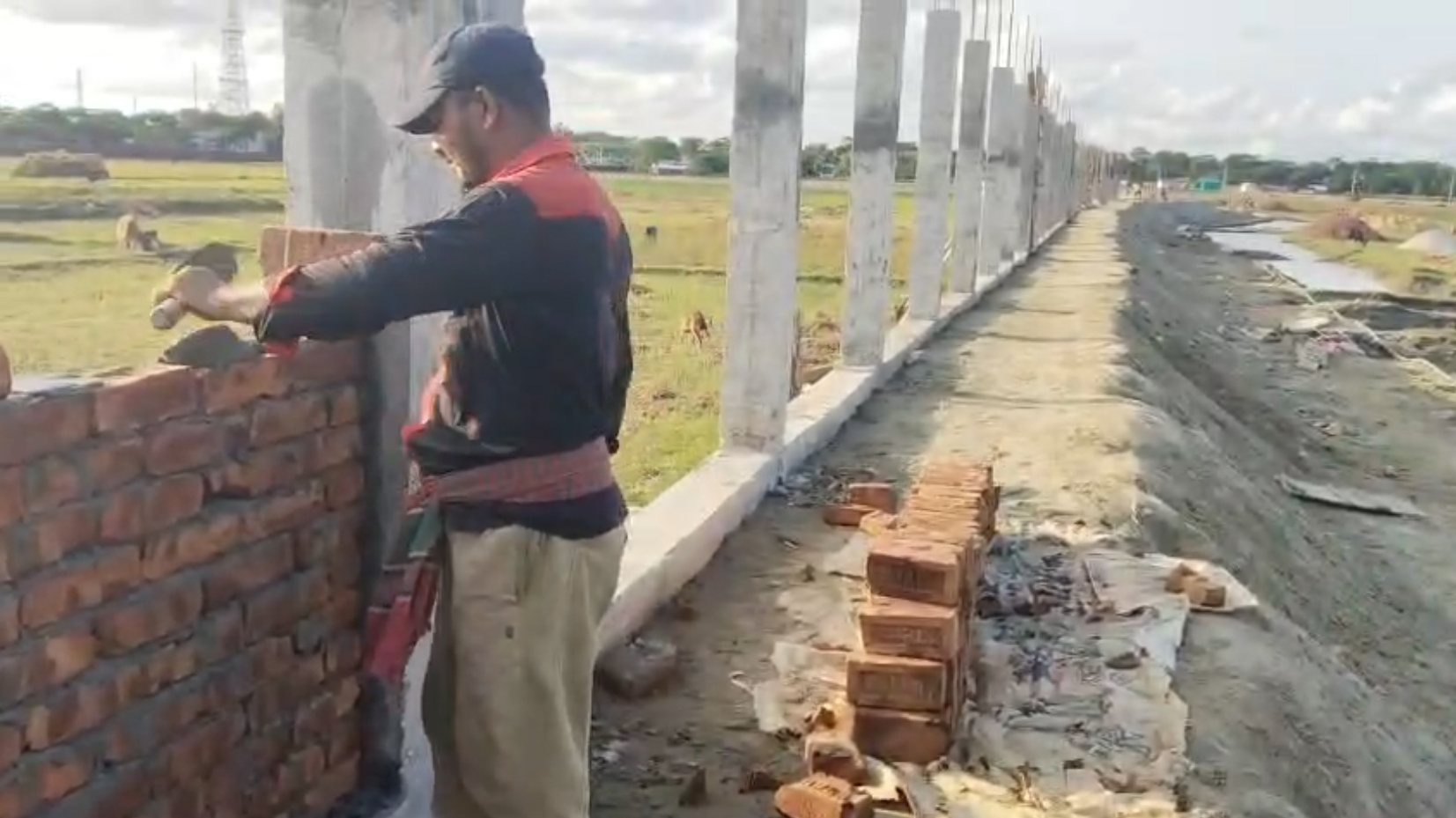 ইস্তানবুল হোটেল অ্যান্ড রিসোর্টের বাউন্ডারির কাজ করছেন শ্রমিক। ছবি: সংগৃহীত